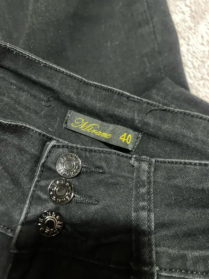 Jeans flare negros con borde deshilachado - 4