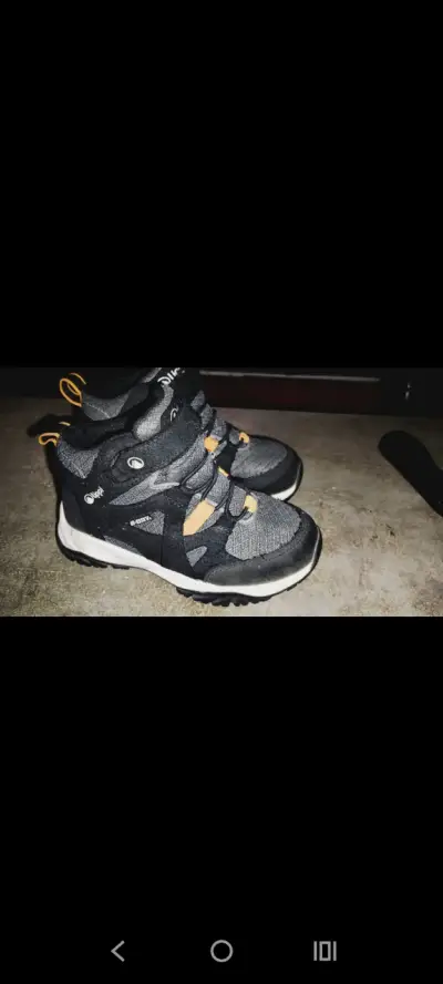 Zapatillas deportivas negras con detalles naranjas - miniatura 1