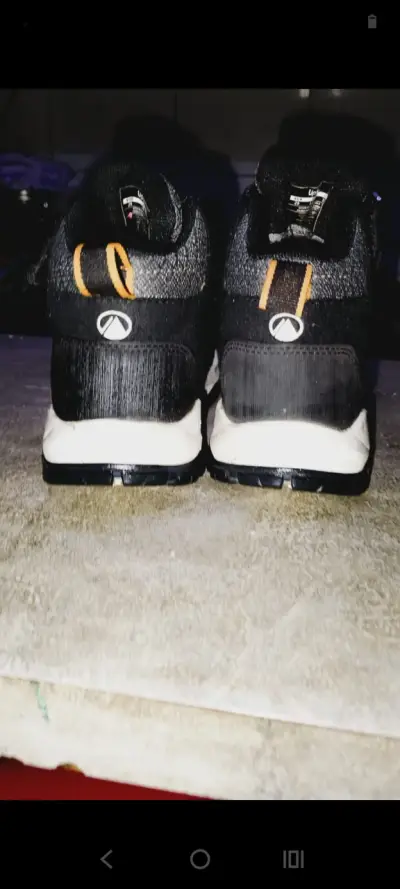 Zapatillas deportivas negras con detalles naranjas - miniatura 2