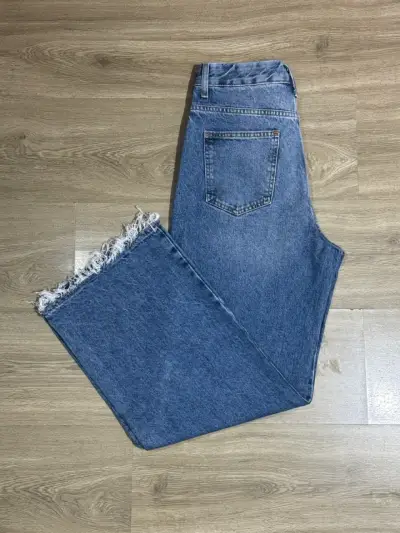 Jeans azul con borde deshilachado - miniatura 1