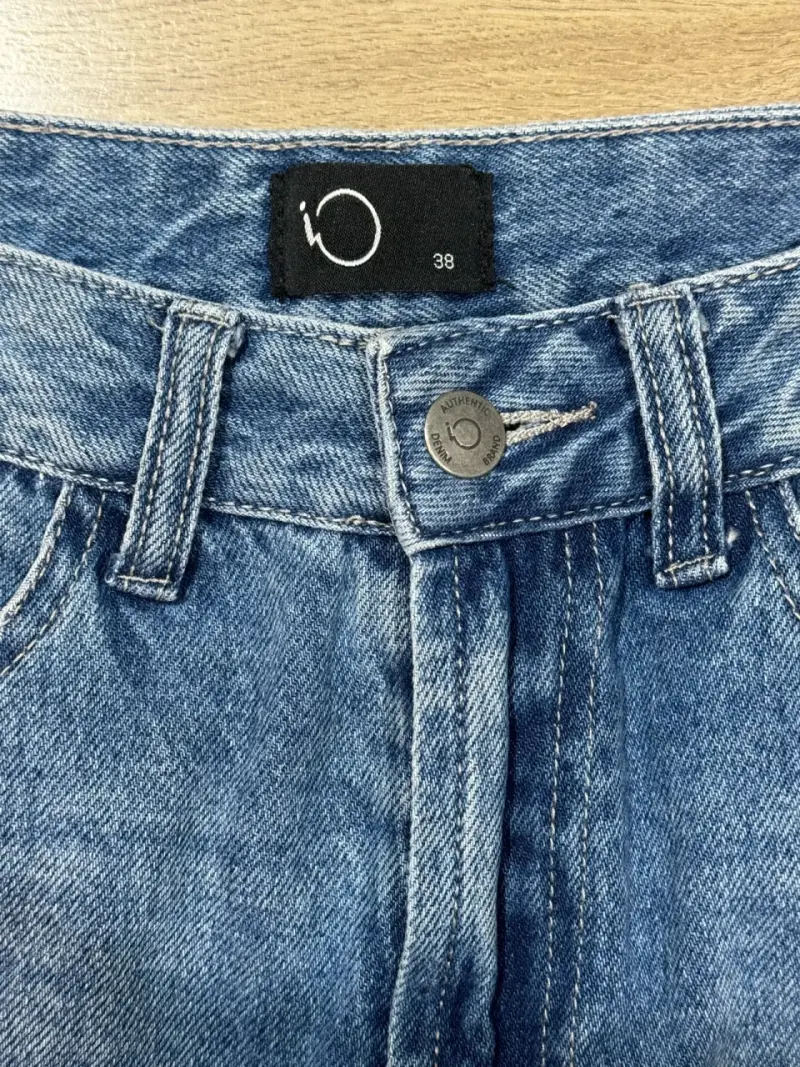 Jeans azul con borde deshilachado - 2