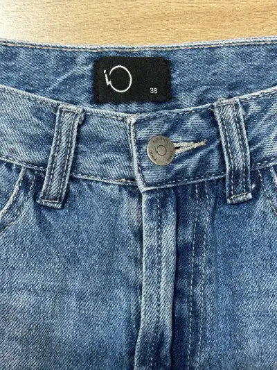 Jeans azul con borde deshilachado - miniatura 2