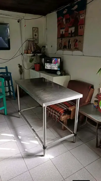 Mesa de acero inoxidable para cocina - miniatura 1