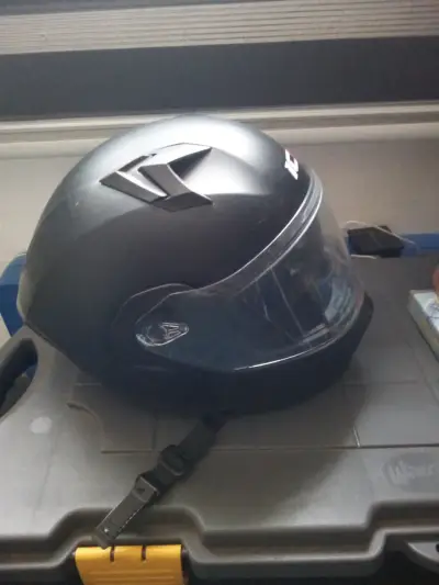 Casco de moto negro con visor - miniatura 1