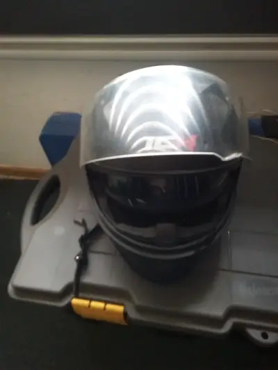 Casco de moto negro con visor - miniatura 3