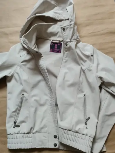 Chaqueta blanca con capucha y cierre - miniatura 1