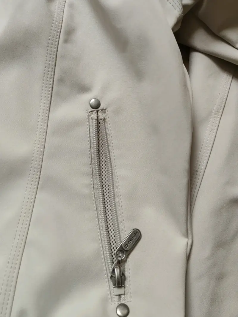 Chaqueta blanca con capucha y cierre - 2