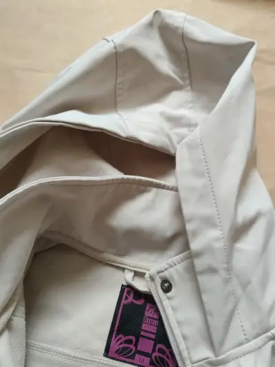 Chaqueta blanca con capucha y cierre - miniatura 3