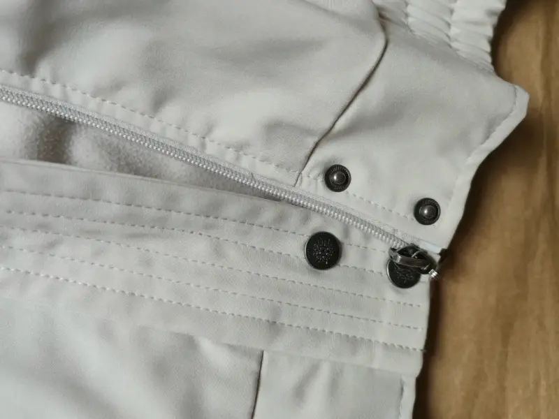 Chaqueta blanca con capucha y cierre - 4