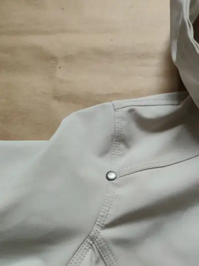 Chaqueta blanca con capucha y cierre - miniatura 5