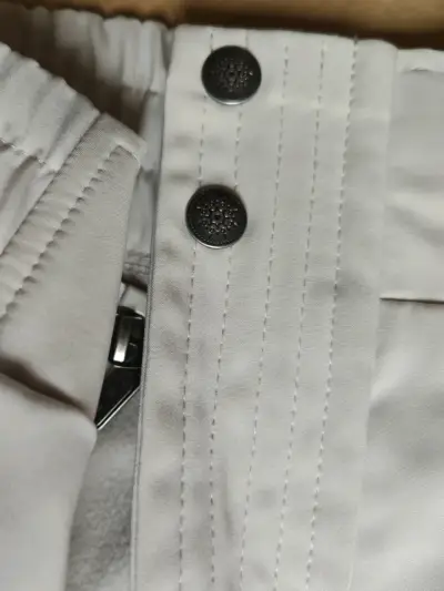 Chaqueta blanca con capucha y cierre - miniatura 6