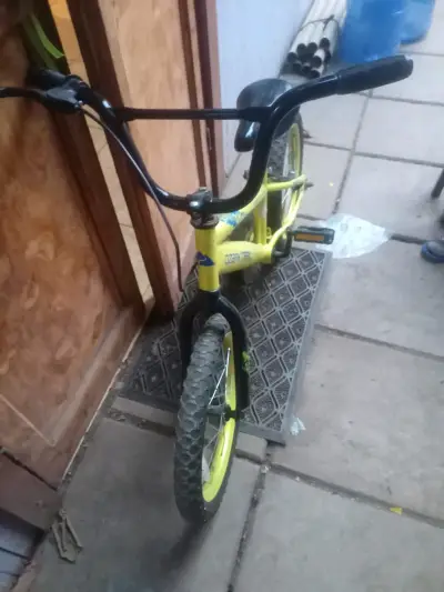 Bicicleta infantil Ozark Trail amarilla - miniatura 2