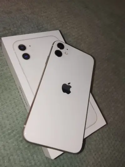 iPhone 11 blanco en excelente estado - miniatura 1