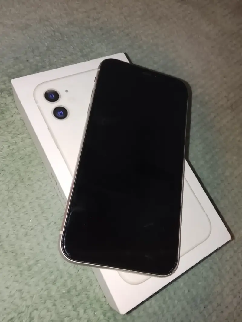 iPhone 11 blanco en excelente estado - 2