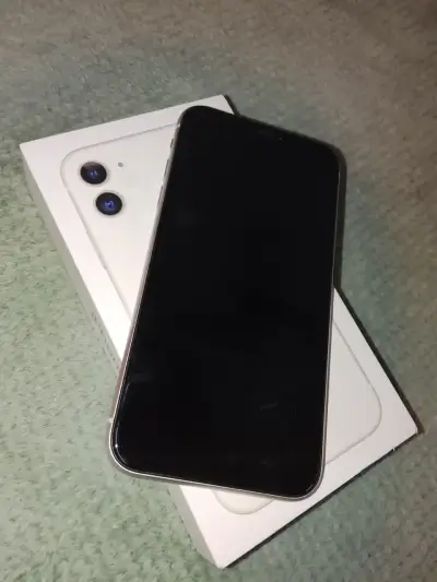 iPhone 11 blanco en excelente estado - miniatura 2