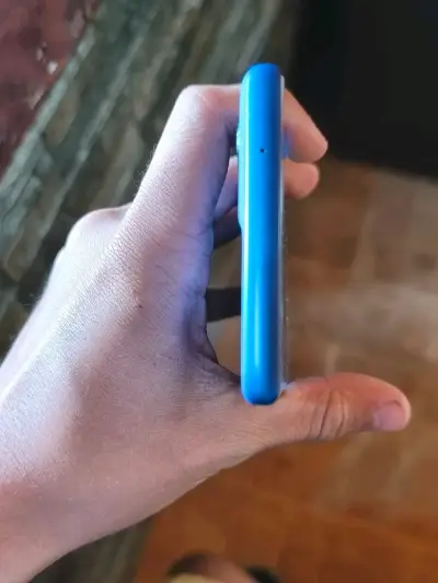 Smartphone azul en buen estado - miniatura 1