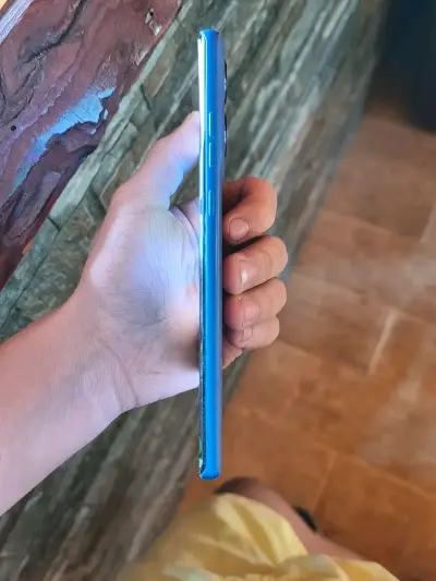 Smartphone azul en buen estado - miniatura 2