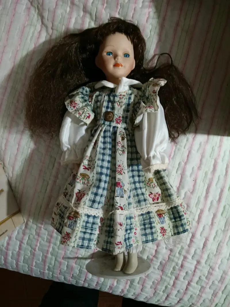 Muñeca de porcelana con vestido floral - 1