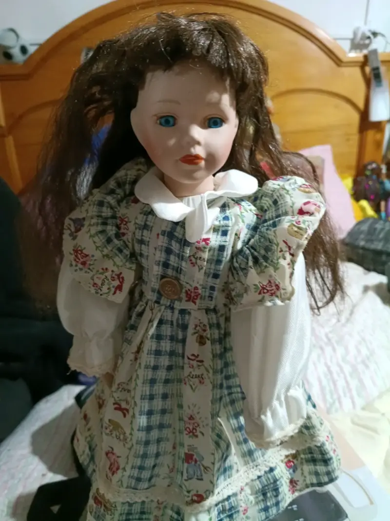 Muñeca de porcelana con vestido floral - 2