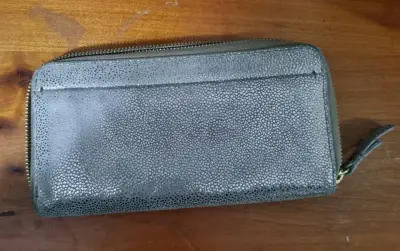 Billetera Fossil gris con textura - miniatura 2