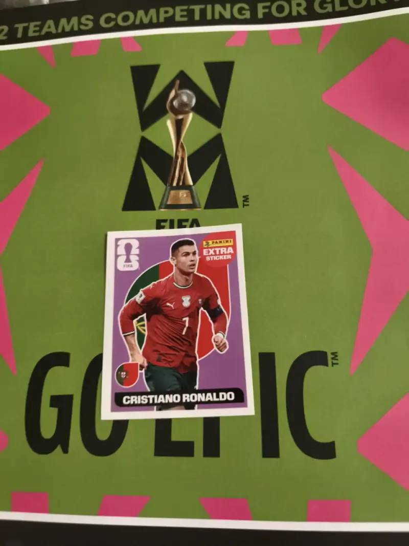 Álbum FIFA con lámina de Cristiano Ronaldo - 1