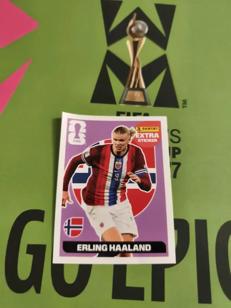 Álbum FIFA con lámina de Haaland - 1