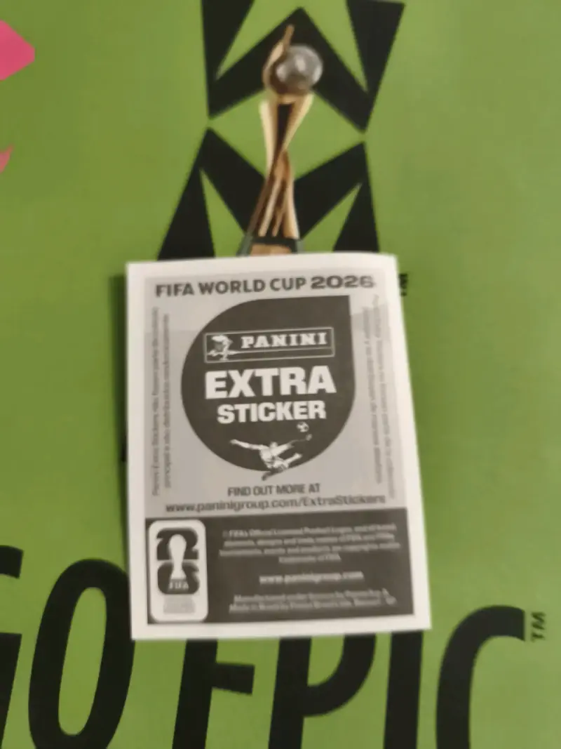 Álbum FIFA con lámina de Haaland - 2