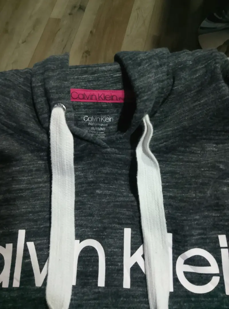 Polerón Calvin Klein gris con capucha - 2