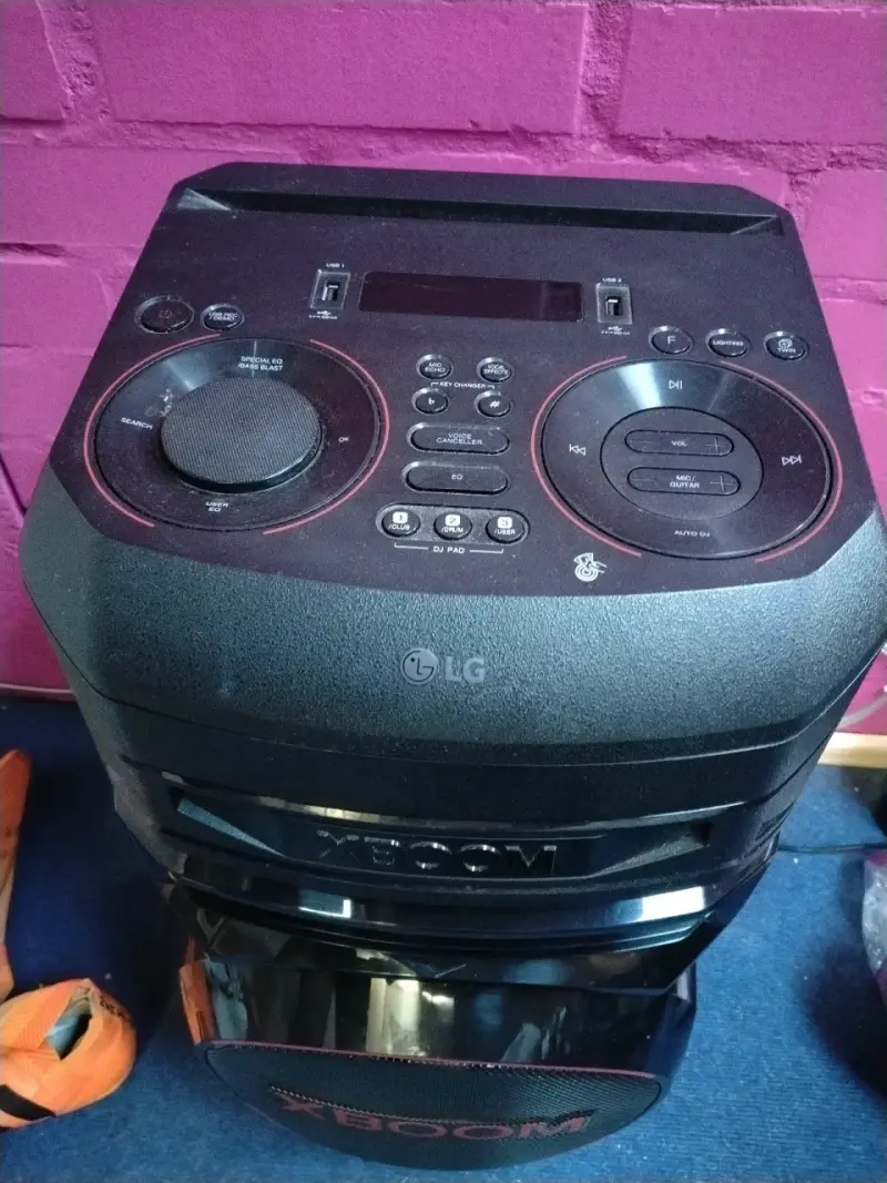 Parlante LG XBOOM potente sonido - 2