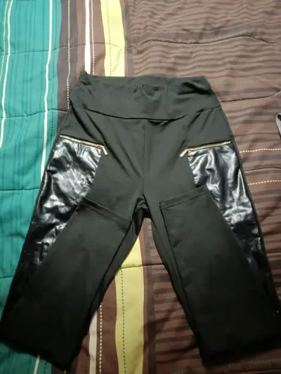 Leggings negros con detalles de cuero - miniatura 1