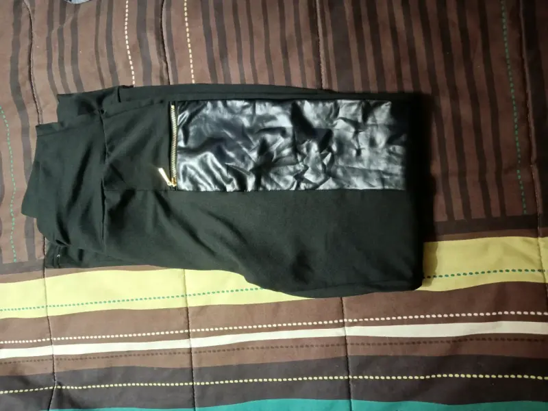 Leggings negros con detalles de cuero - 2