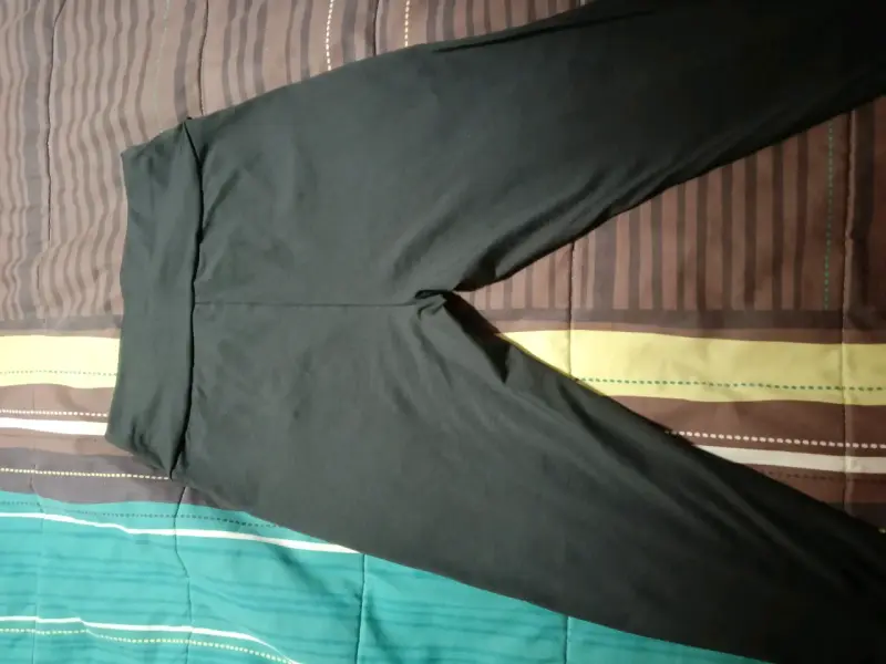 Leggings negros con detalles de cuero - 3