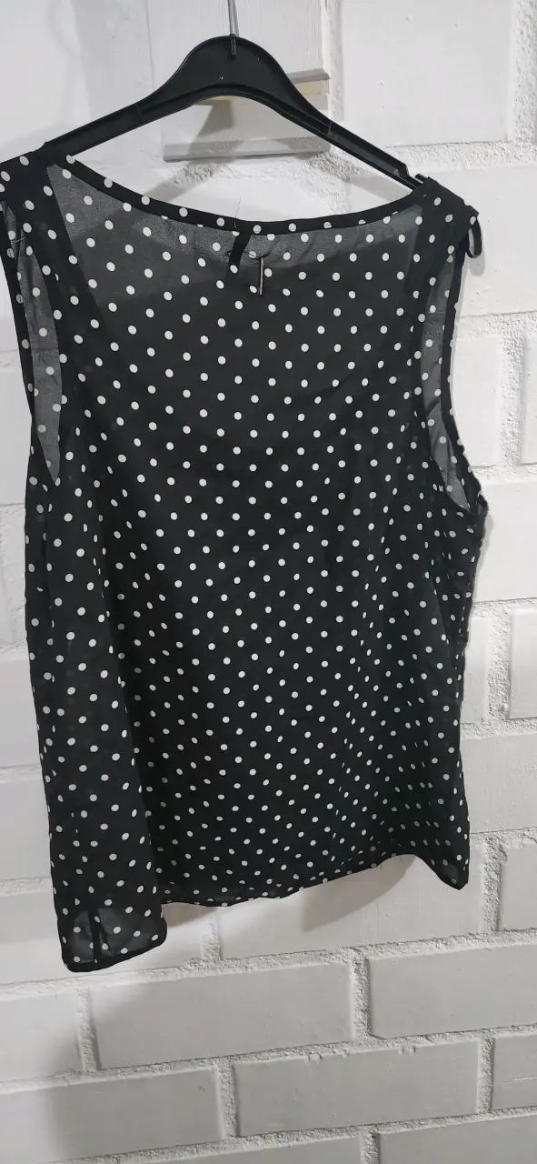 Blusa negra de lunares blancos - 2