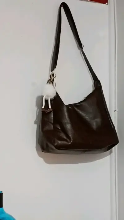 Bolso de cuero sintético marrón con colgante - miniatura 1