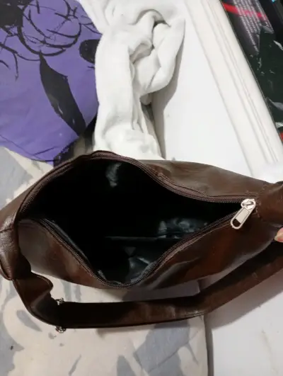 Bolso de cuero sintético marrón con colgante - miniatura 2