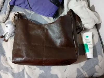 Bolso de cuero sintético marrón con colgante - miniatura 3
