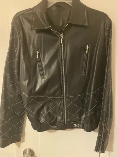 Chaqueta de cuero negra con diseño acolchado - miniatura 1