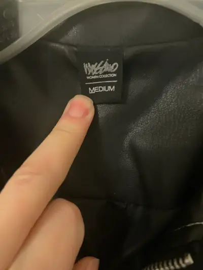 Chaqueta de cuero negra con diseño acolchado - miniatura 2