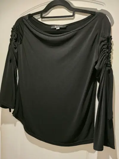 Blusa negra con mangas fruncidas - miniatura 1