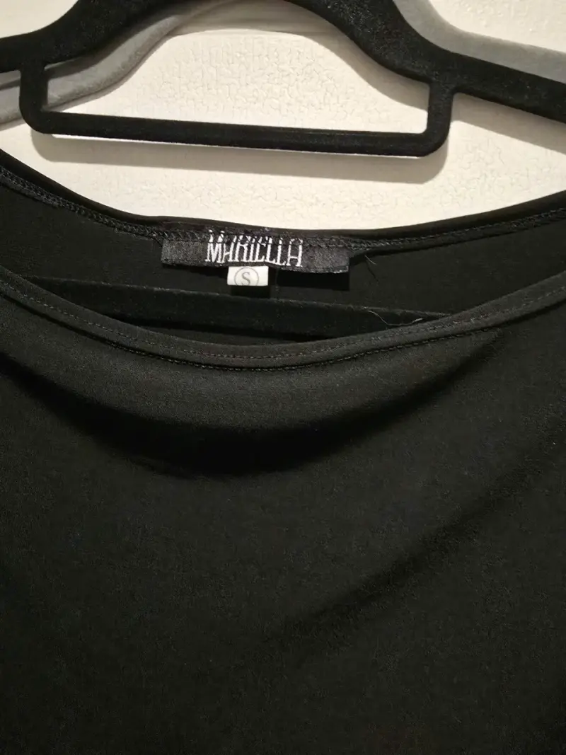Blusa negra con mangas fruncidas - 2