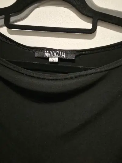 Blusa negra con mangas fruncidas - miniatura 2