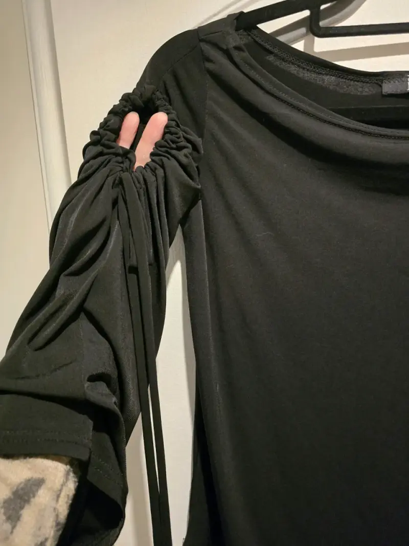 Blusa negra con mangas fruncidas - 3
