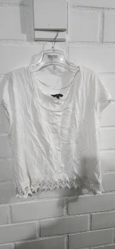 Blusa blanca con encaje en el borde - miniatura 1