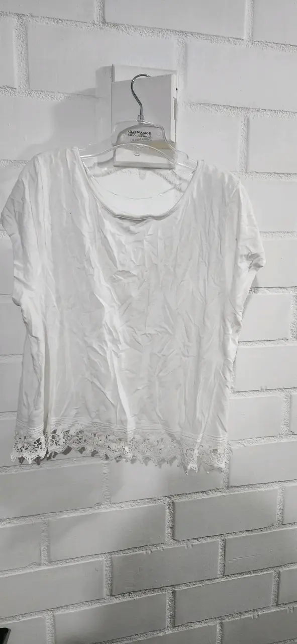 Blusa blanca con encaje en el borde - 2