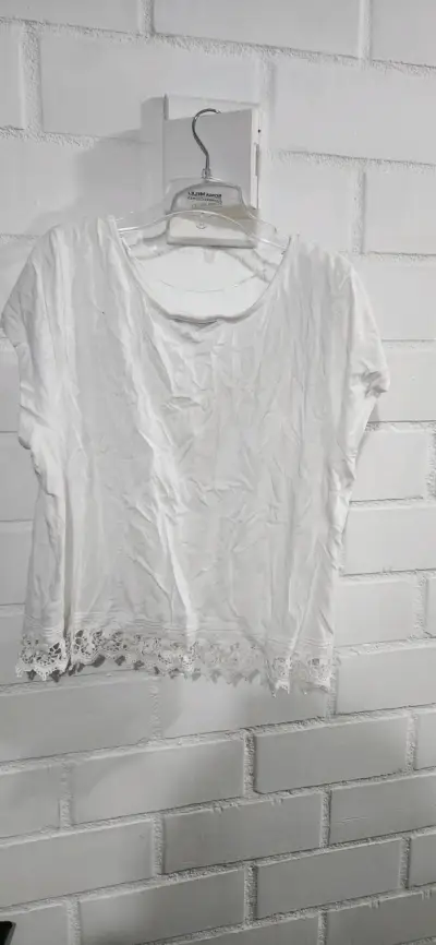 Blusa blanca con encaje en el borde - miniatura 2