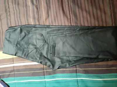 Pantalones negros de cuero sintético - miniatura 1