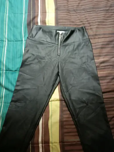 Pantalones negros de cuero sintético - miniatura 2