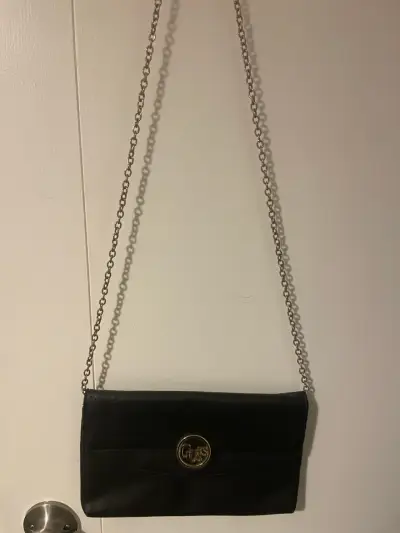 Cartera negra Guess con cadena - miniatura 1