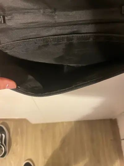 Cartera negra Guess con cadena - miniatura 2