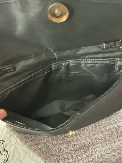 Cartera negra Guess con cadena - miniatura 3